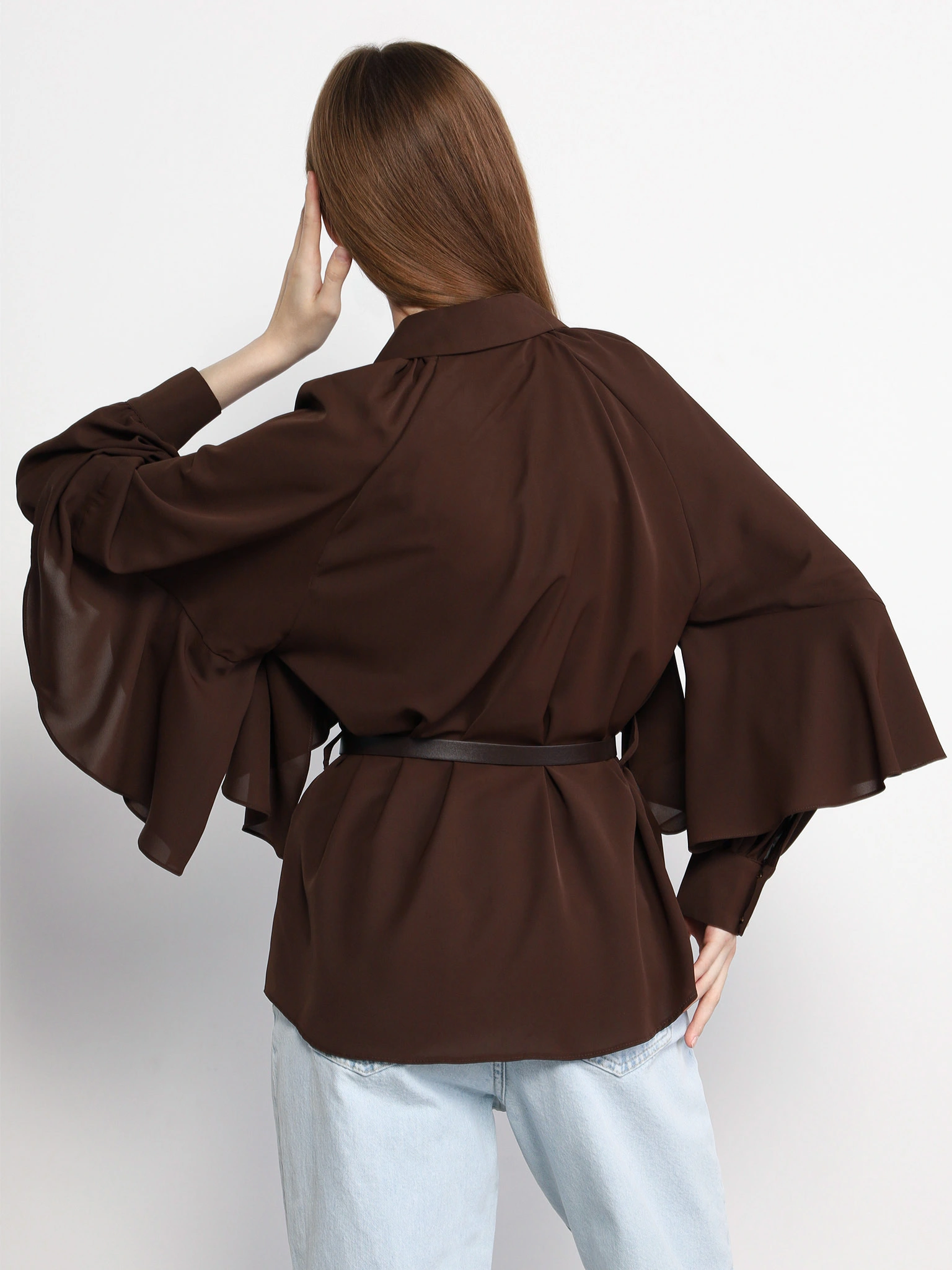 Блуза темно-коричневого цвета с рюшами